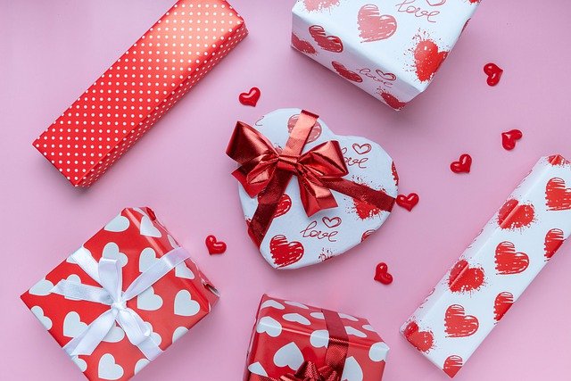 Wedding Anniversary Gifts That Will Reignite Your Partner's Love For You